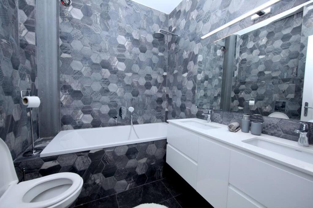 Апартаменти *citadel* 2br - Center